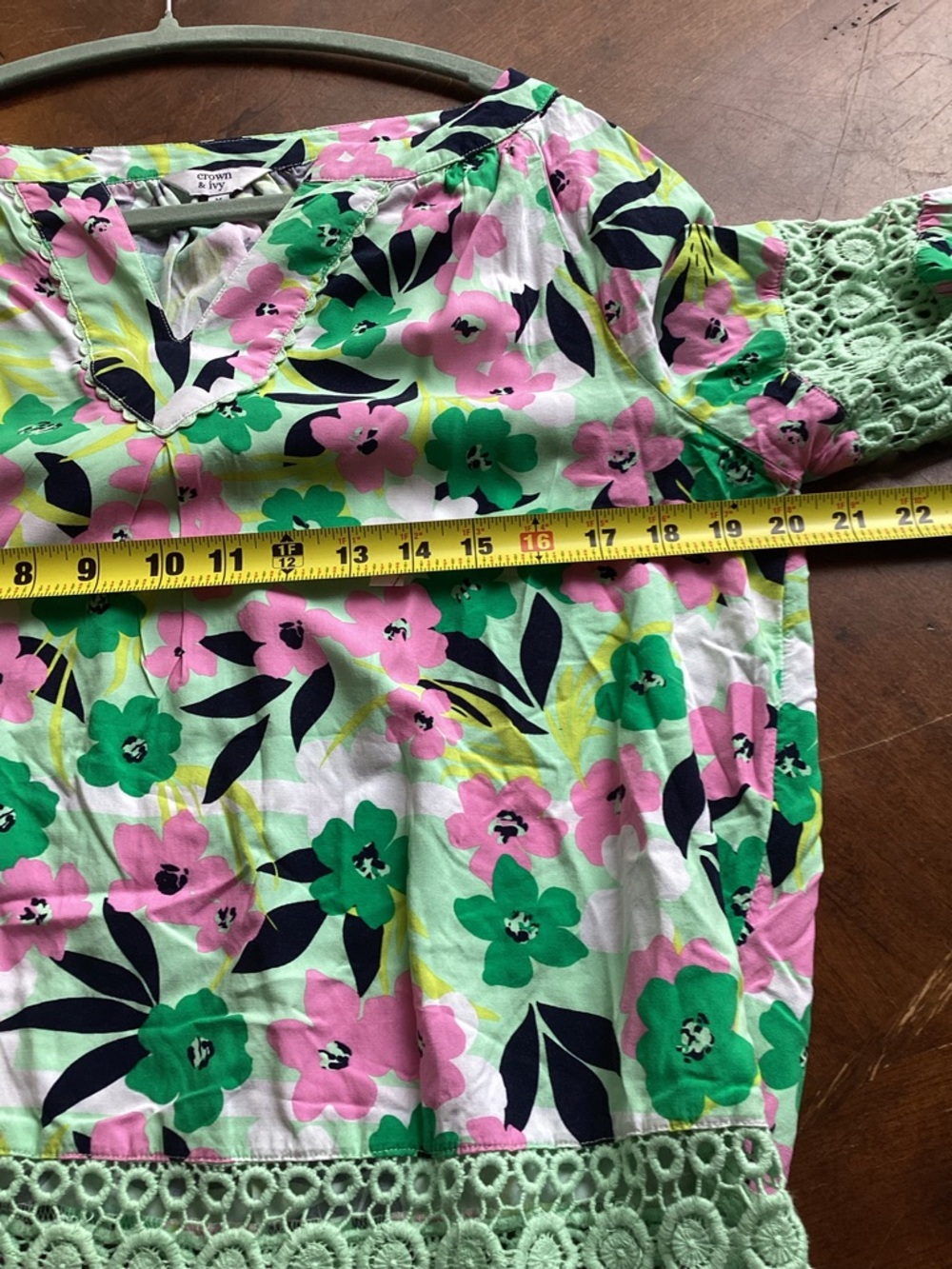 Crown & Ivy Boho Floral Crochet Bell Sleeve Tunic Blouse Womens M, Pink & Green - Picture 8 of 8